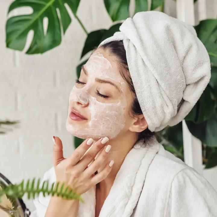 Jak skutecznie dbać o skórę twarzy, nosząc maseczkę ochronną?