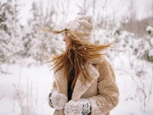Jak zadbać o włosy zimą i pomóc im przetrwać trudny czas?