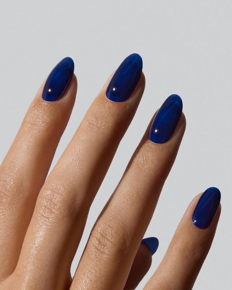Granatowe paznokcie