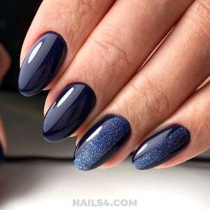 Zjawiskowe granatowe paznokcie – jak je stylowo ozdobić?