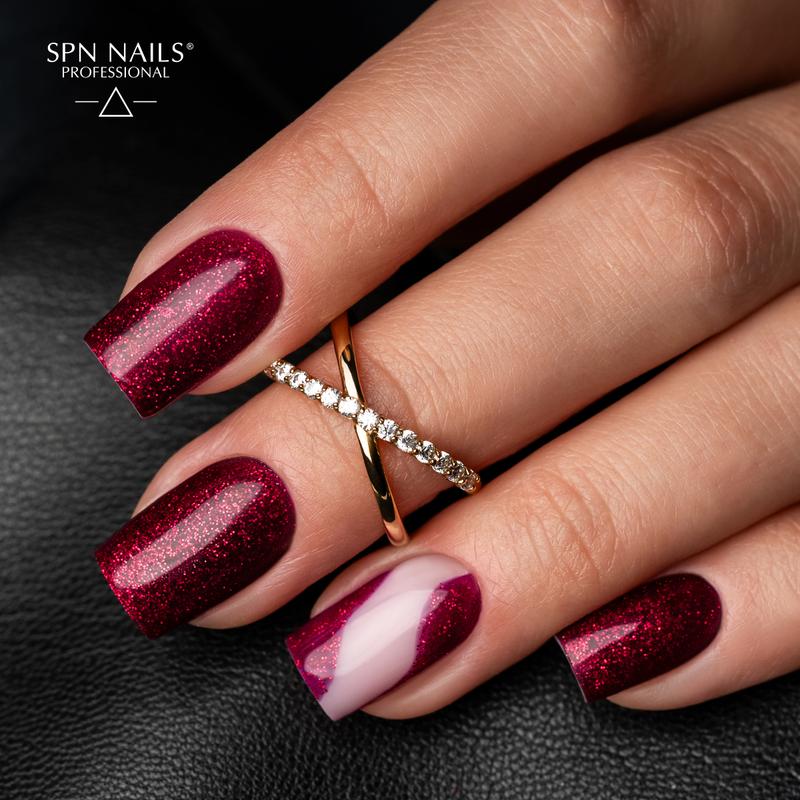 Czerwone paznokcie z brokatem