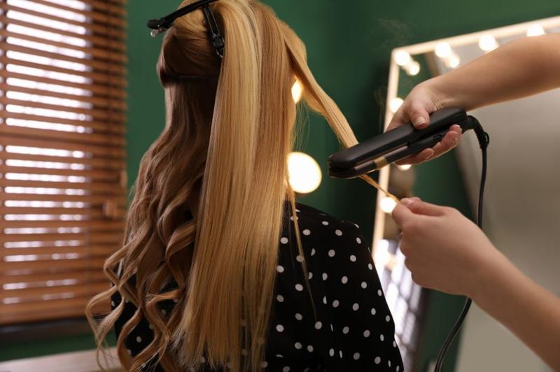 Loki prostownicą w domowym zaciszu