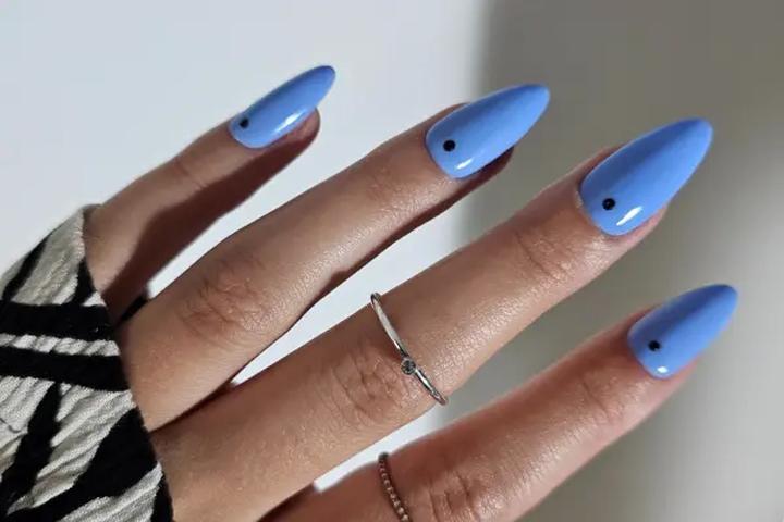 Niebieskie paznokcie i odcienie