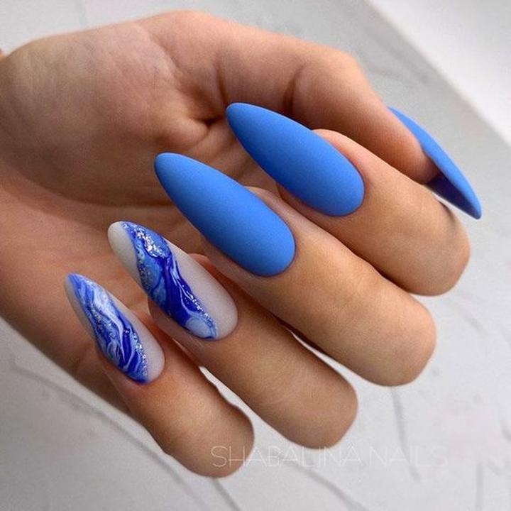 Magia niebieskich paznokci: odkryj najnowsze trendy w manicure