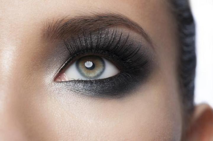 Makijaż smokey eyes