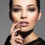 Zmysłowe spojrzenie: Jak perfekcyjnie wykonać smokey eyes?