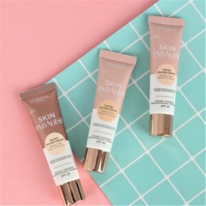 Najlepsze podkłady na lato, które zapewnią świeży i naturalny look