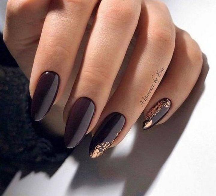 Odkryj magię paznokci ciemnych: elegancja i styl na wyciągnięcie ręki