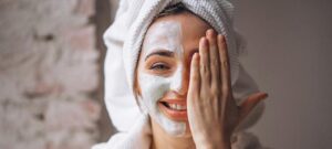 Codzienna pielęgnacja twarzy – jak stworzyć idealną rutynę dla zdrowej i promiennej cery?