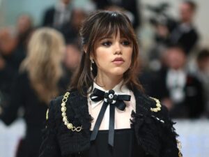 Sekret modnej fryzury: jak stylizować cieniowaną grzywkę?