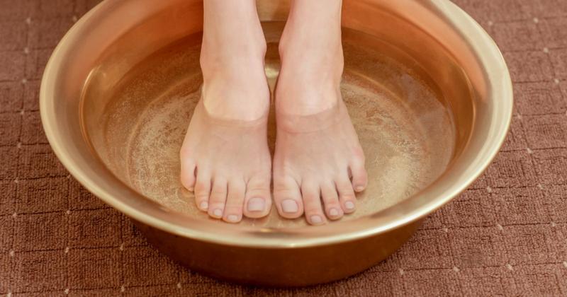 Skuteczne metody na zdrowe stopy: moczenie nog w sodzie jako domowy sposób na relaks