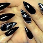 Czarne paznokcie z dodatkami: Jak stworzyć stylowy manicure, który zachwyci
