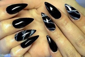 Czarne paznokcie z dodatkami: Jak stworzyć stylowy manicure, który zachwyci
