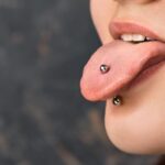Kolczyk w języku – modny wybór, który przyciąga uwagę