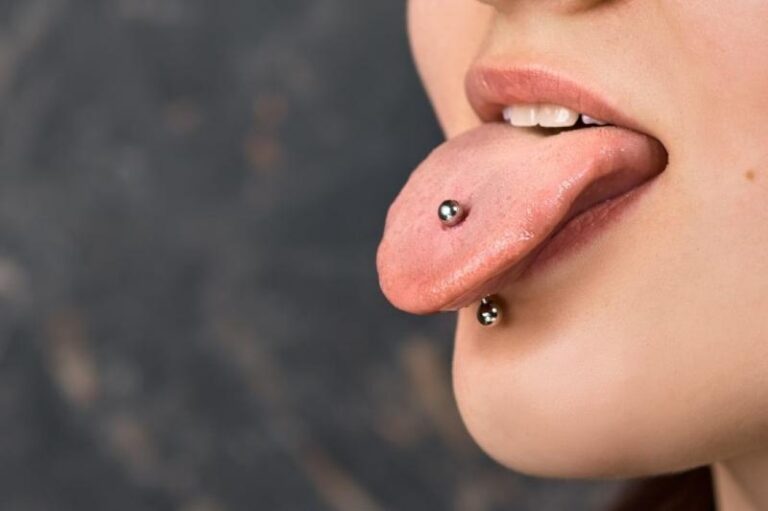 Kolczyk w języku – modny wybór, który przyciąga uwagę